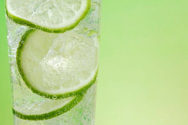 Limettenscheiben in sprudelnder Limonade