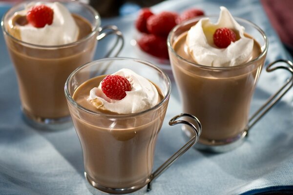 Boisson sucrée au café à la crème et aux fraises