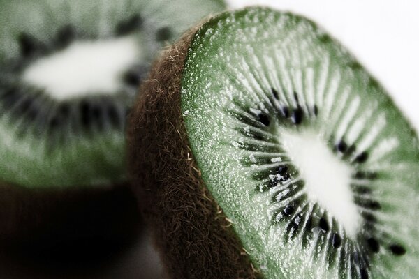 Frutta: due metà di kiwi