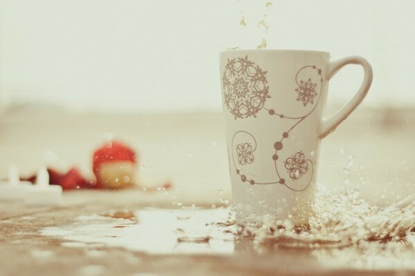 Délicieux café chaud dans une tasse blanche