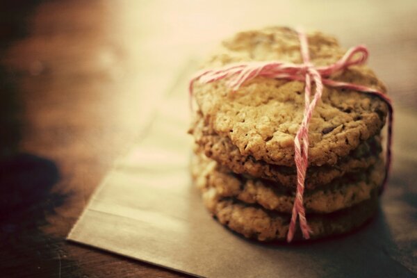 Biscotti dolci con filo rosa