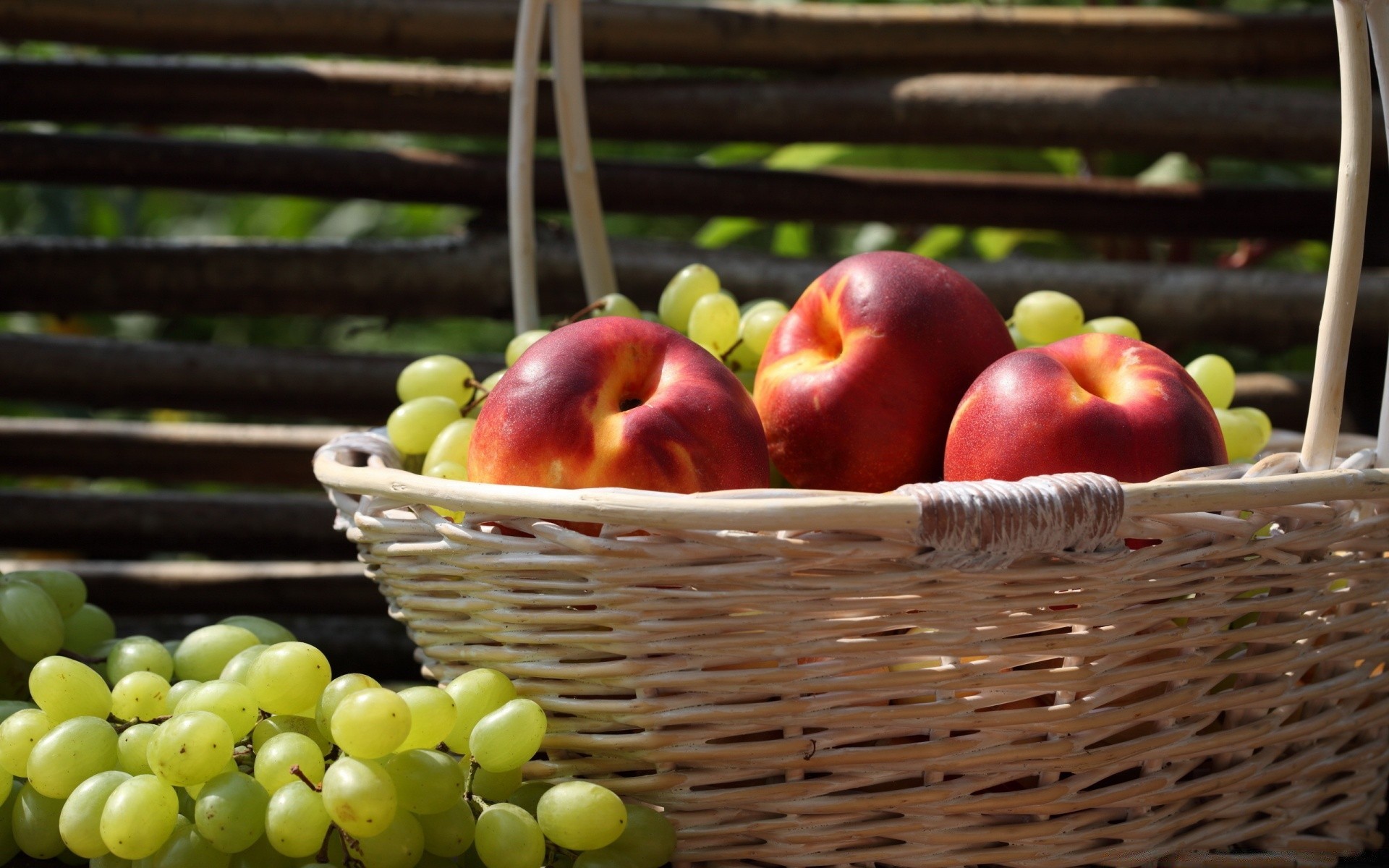 fruit basket wicker food apple grow healthy juicy health pasture market nutrition confection peach delicious fall agriculture abundance diet