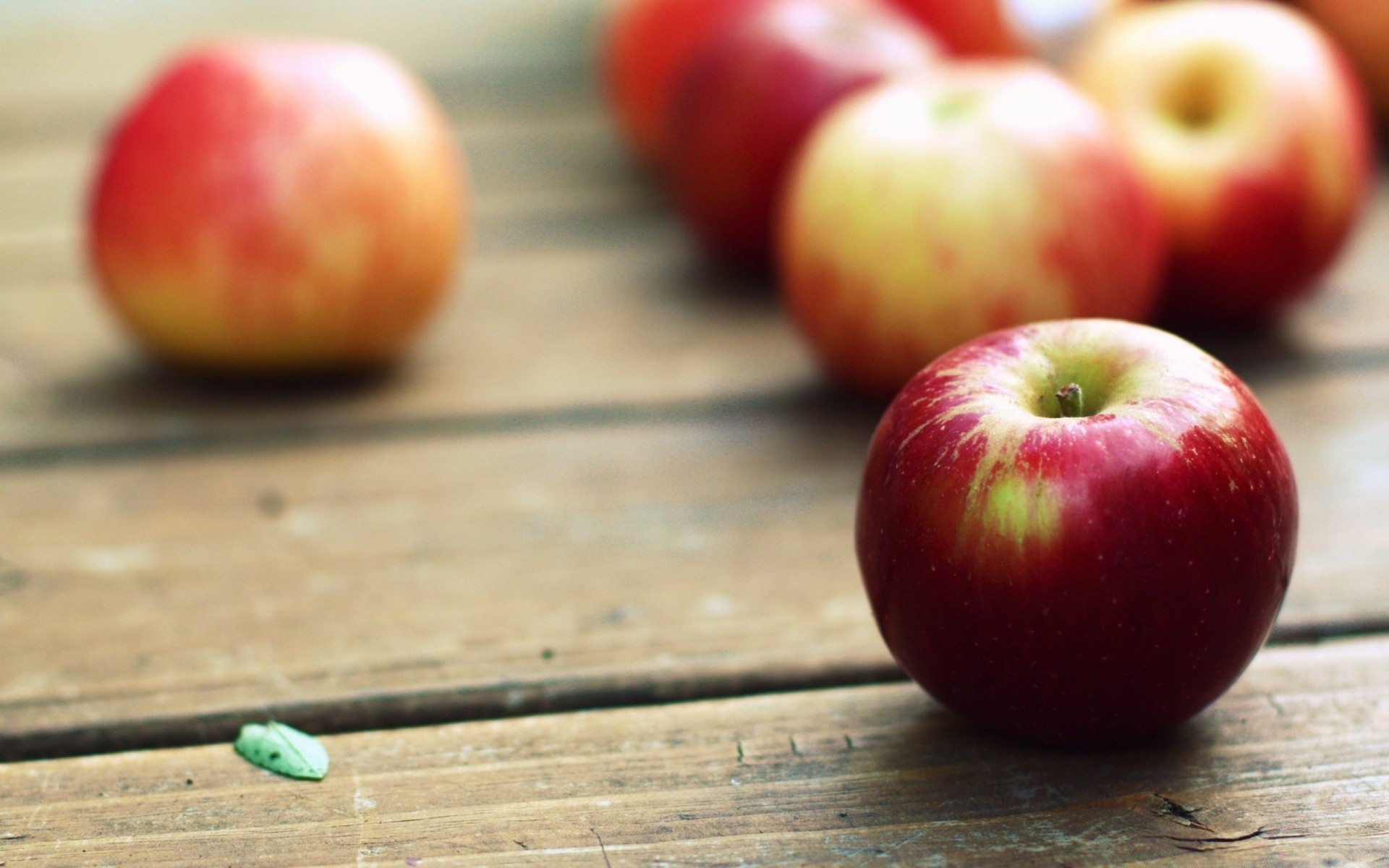 fruta manzana comida salud nutrición jugosa deliciosa naturaleza pasto vitamina hoja brillante otoño agricultura naturaleza muerta madera