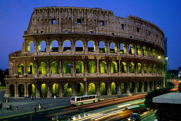 Antica costruzione del Colosseo con illuminazione