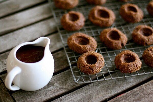 Chocolate quente com sobremesa doce na superfície da mesa de madeira