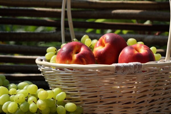 Una cesta llena de frutas maduras y deliciosas