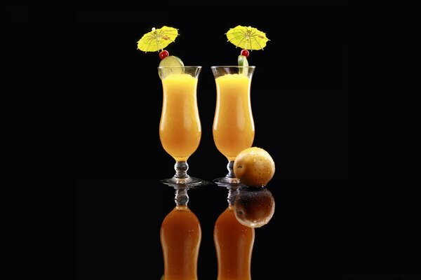 Deux cocktails avec un récipient en verre