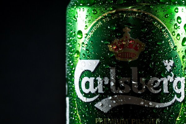 Cerveza verde, fondo negro