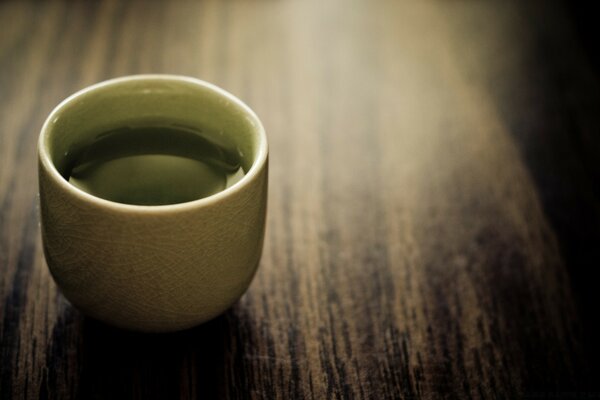 Nature morte d une tasse de café sur la surface sombre de la table