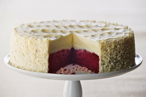 Torta alla crema su sfondo bianco