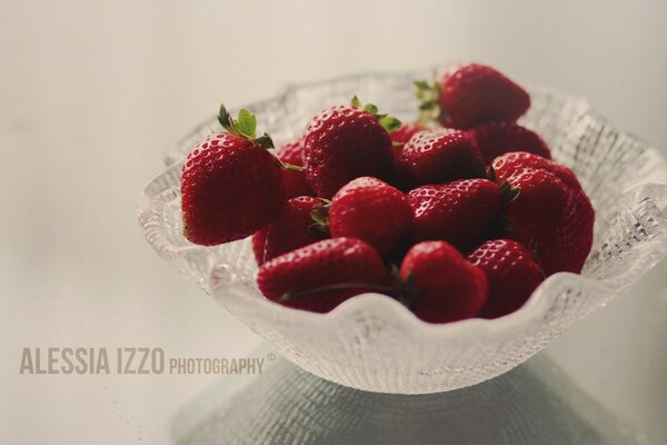 Fresas maduras en plato de cristal