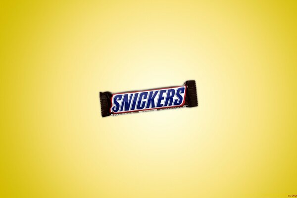 Snickers de barre sur fond jaune