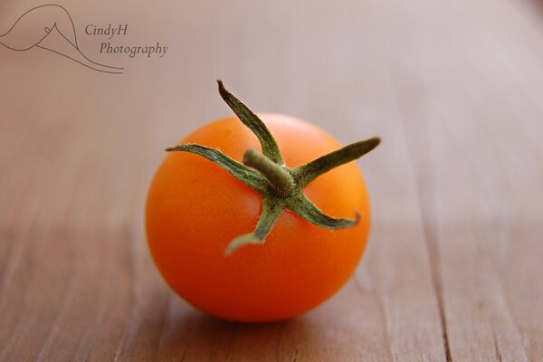 Tomate laranja brilhante e suculento