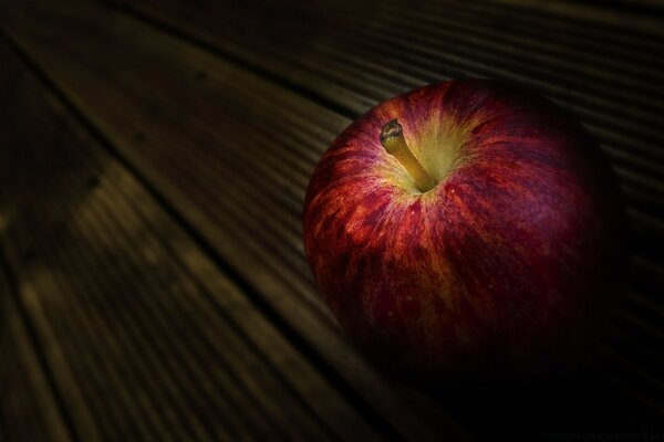 Nature morte de pomme rouge sur la table