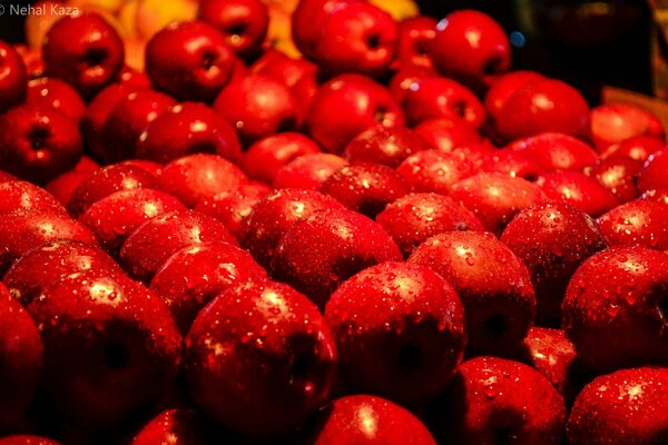 Maçãs vermelhas com gotas de água