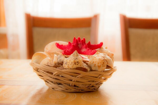 Belle nature morte desserts dans un panier en bois