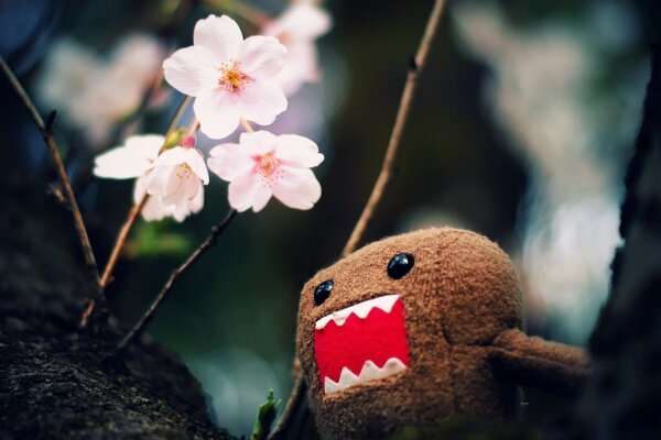 Un monstruo de peluche grita en una flor sin protección