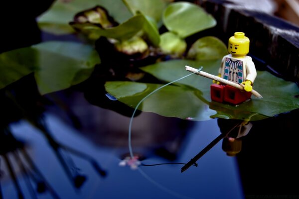 DESIGNER DE LEGO PESCANDO EM UM LAGO