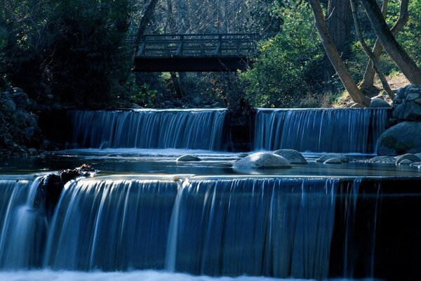 Pasos de cascadas en el río de montaña