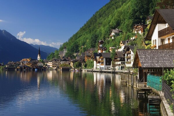 Wunderschöne Berglandschaft mit Stadt am See