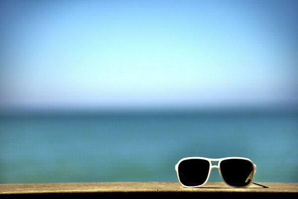 Lunettes de soleil sur fond de mer