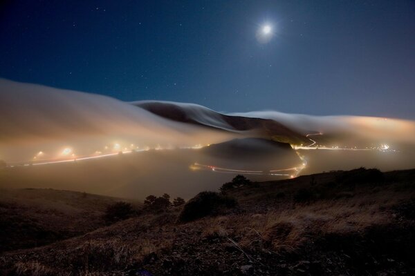 Paisaje nocturno. Luna. Linternas. Montañas arenosas