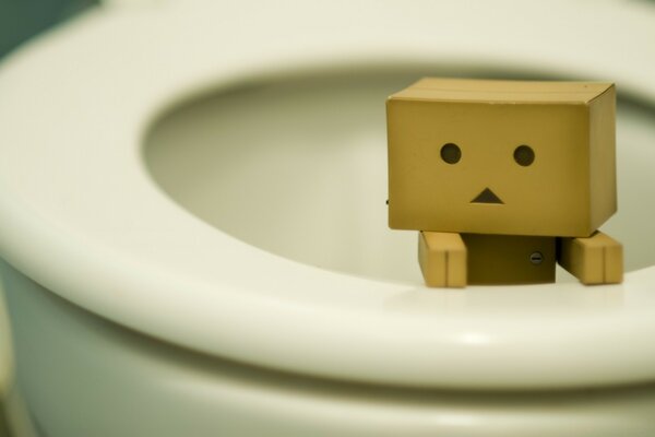 A square face from the toilet bowl brings humor and satire to us