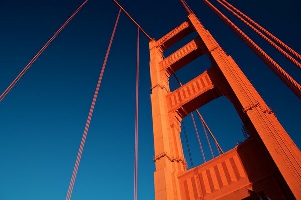 Ponte di Brooklyn contro il cielo blu