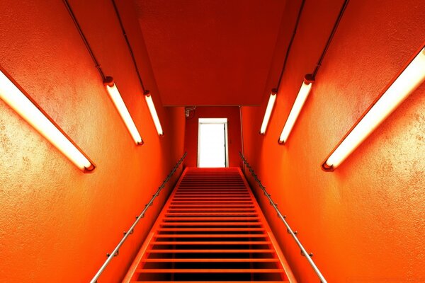 Rotes Neon im Treppenhaus