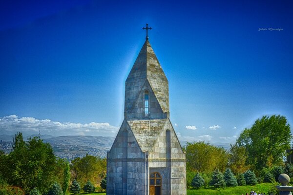 Graue Kirche auf blauem Himmelshintergrund