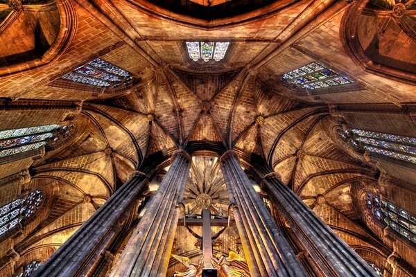 Sous le dôme de l église avec des fenêtres en mosaïque