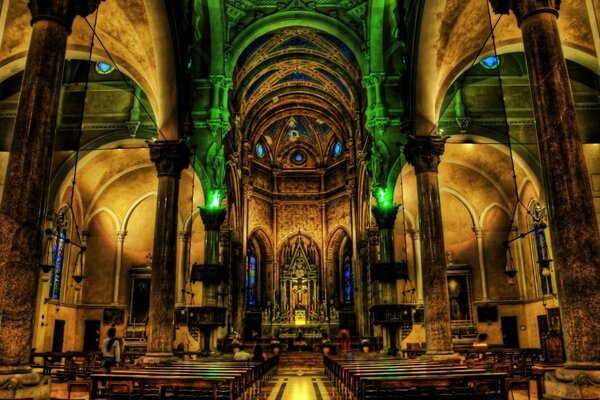 Dentro de un templo católico iluminado