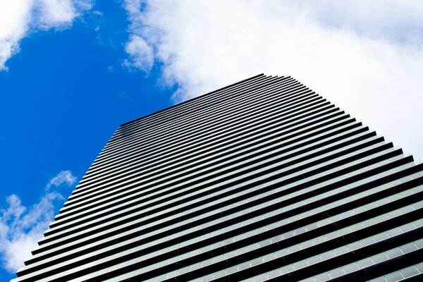 Edifício alto que vai para o céu