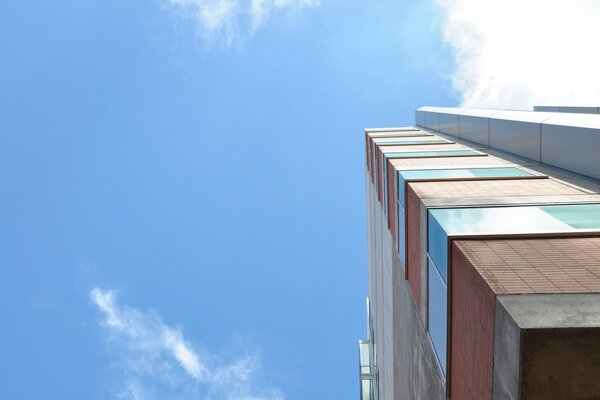 Ein Blick in den Himmel. Ein ungewöhnlicher Blick auf die Architektur