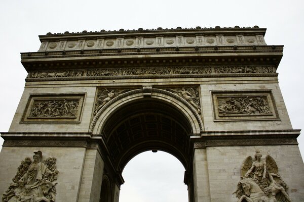 Monumento gris con arco y bajorrelieves