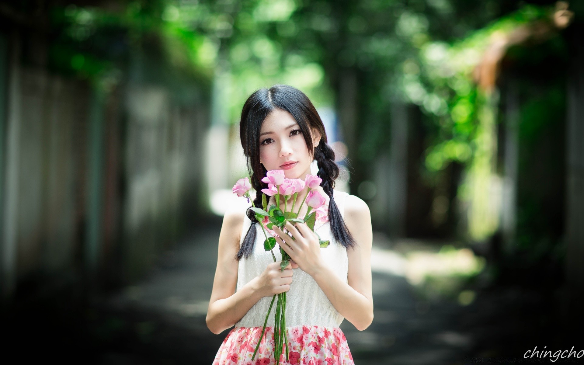 otras chicas naturaleza mujer moda al aire libre verano chica flor bonita vestido parque lindo relajación retrato hierba