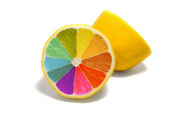 Citron arc-en-ciel en coupe sur fond blanc