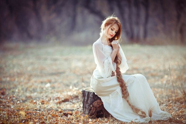 Fille dans la nature à l automne écoute l air frais