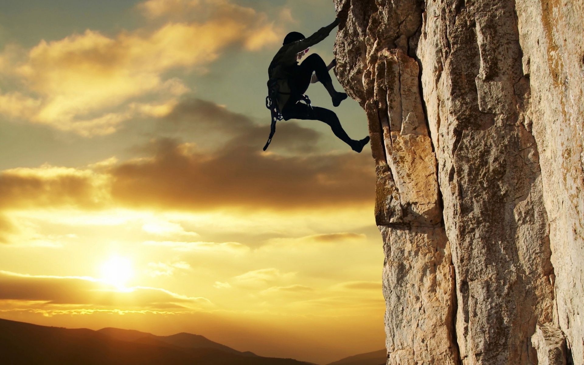 homens pôr do sol escalar alpinista escalada céu ao ar livre amanhecer aventura iluminado desafio