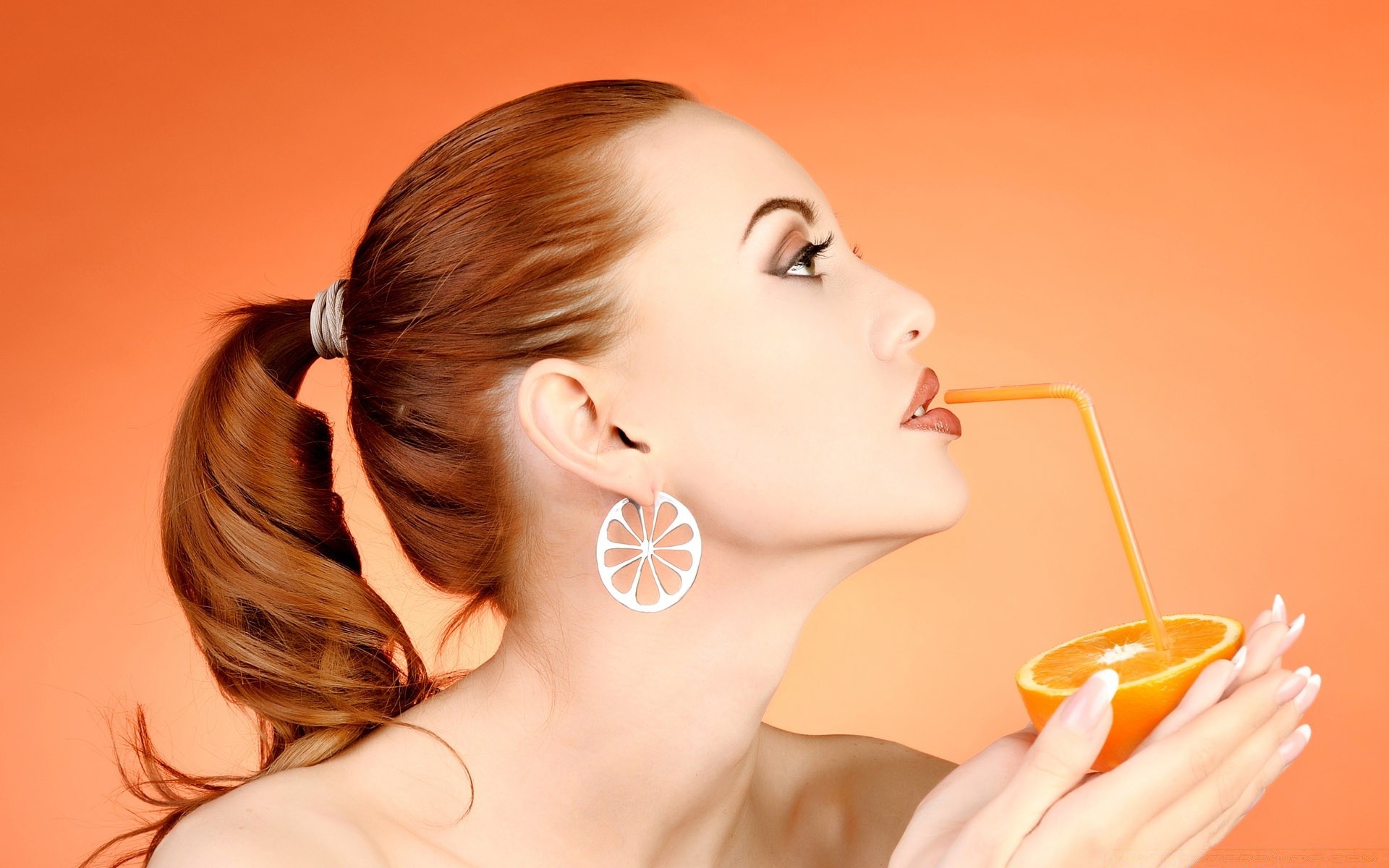 Пить сок через трубочку. Девушка с апельсинами. Девушка с коктейлем. Пьет из трубочки. Девушка с апельсиновым соком.