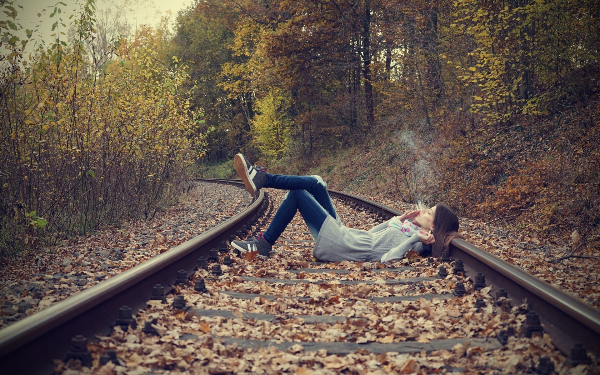 autres filles chemin de fer voyage lumière du jour arbre guide train système de transport bois paysage piste route unique automne lumière adulte à l extérieur nature environnement trafic