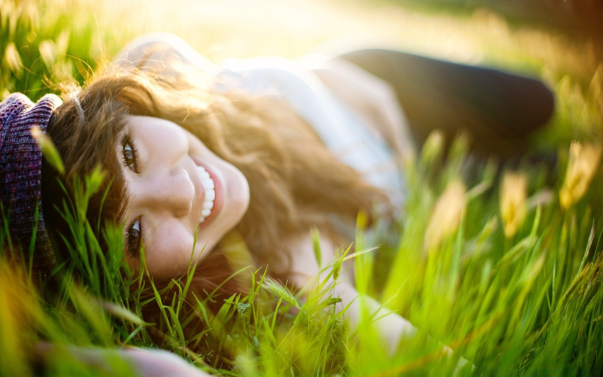 faccia e sorriso erba natura estate campo all aperto fieno bel tempo bello sole relax parco carino tempo libero