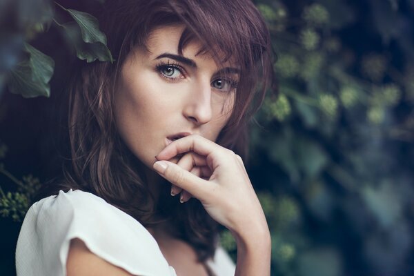 Portrait de jeune fille sur fond de nature