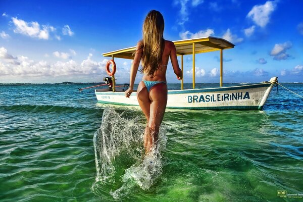 Chica en traje de baño en el mar claro