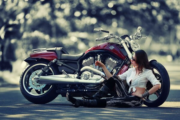 Chica sentada en una motocicleta roja