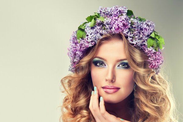 Belle fille avec une Couronne de lilas