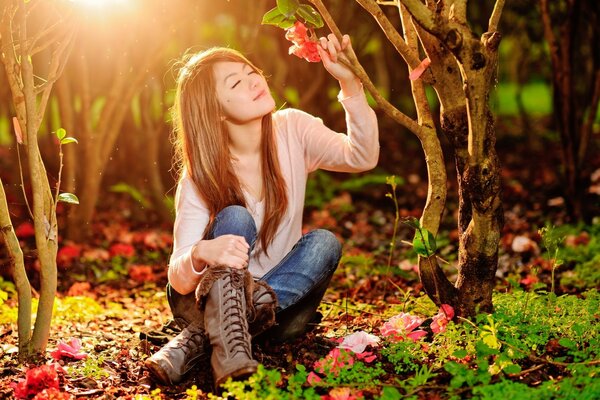 Hermosa chica en la naturaleza