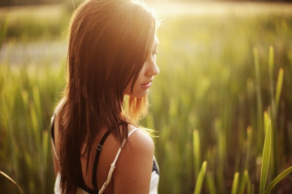 Foto di una bella ragazza nel bagliore della luce solare