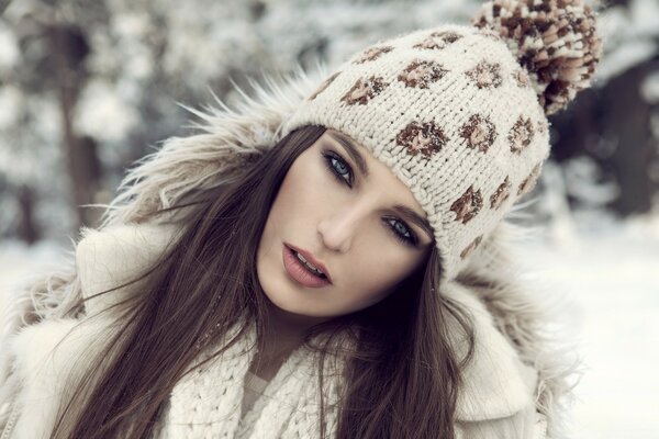 Hermosa chica en ropa de invierno