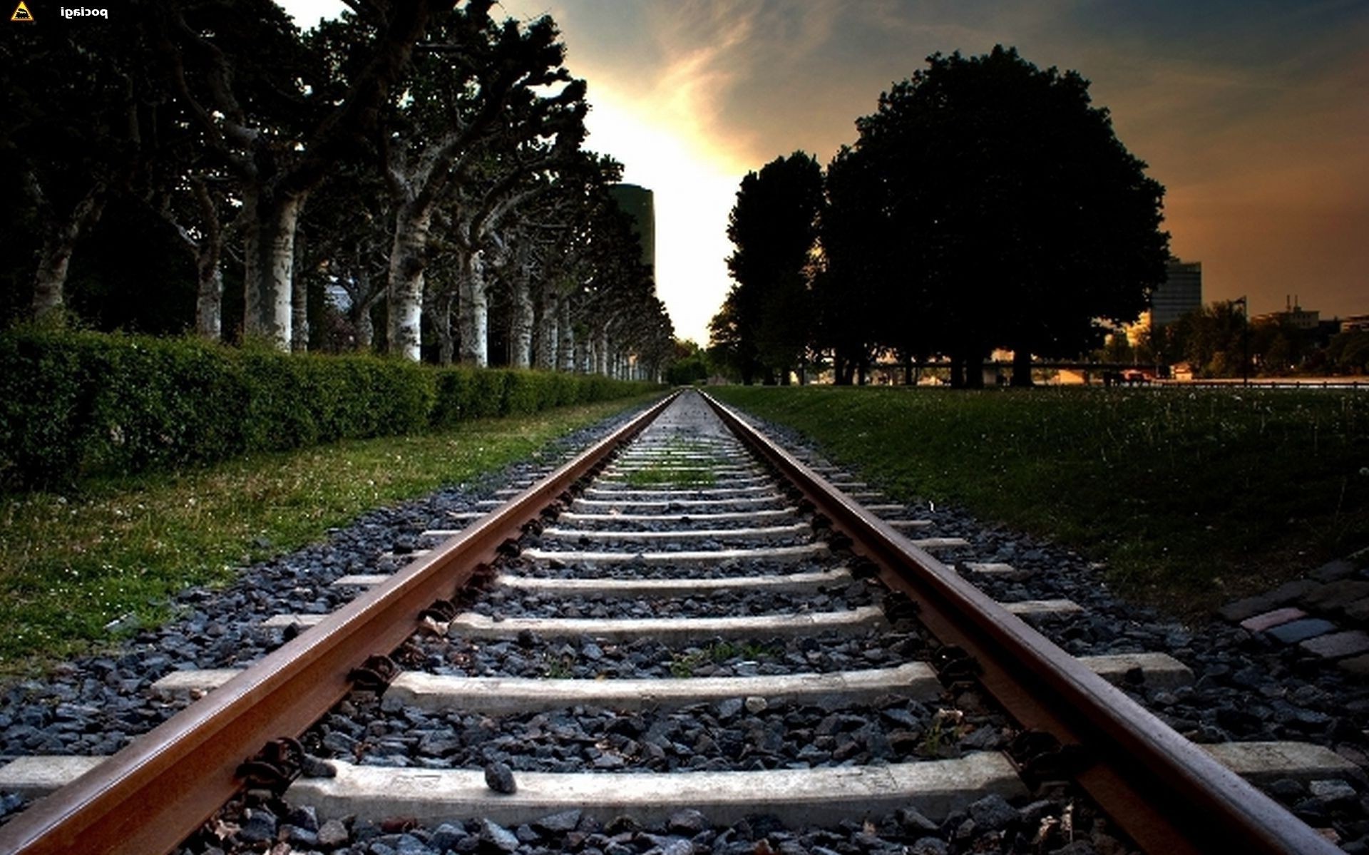 estradas ferrovia faixa trem viagens guia sistema de transporte ao ar livre luz perspectiva árvore cruzamento cascalho céu luz do dia longo